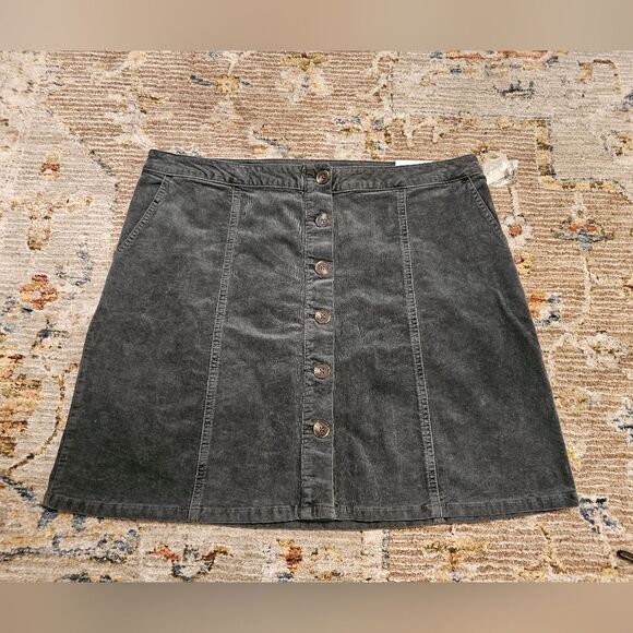 NWT Maurices gray micro cord skirt sz 16 w with a total of 19" length - Picture 1 of 4